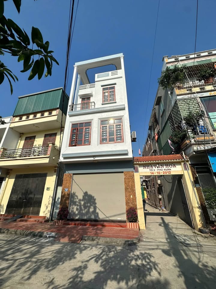 Bán nhà đẹp 4 tầng xây kiên cố chắc chắn, lô góc thuộc phường Phú Xuân