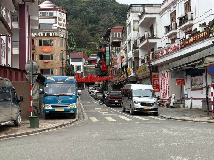 Bán nhà 4 tầng, sát hồ Mặt Ngọc, Sa Pa, khu vực kinh doanh sầm uất bậc nhất trung tâm