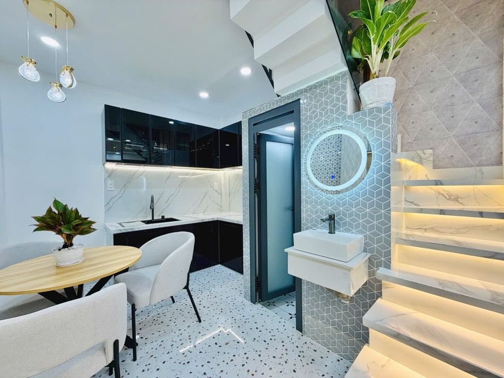 Bán nhà Gò Vấp, vài bước ra ô tô, gần sân bay Tân Sơn Nhất, 3 tầng mới keng, 3 phòng ngủ, 3wc, tặng full nội thất xịn