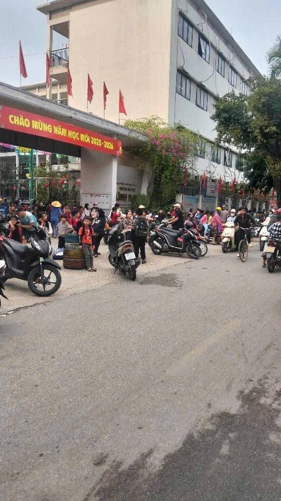 Bán nhanh nhà dân xây kiên cố, các phòng thoáng sáng, ngõ nông, gần ô tô tại Lĩnh Nam, Hoàng Mai