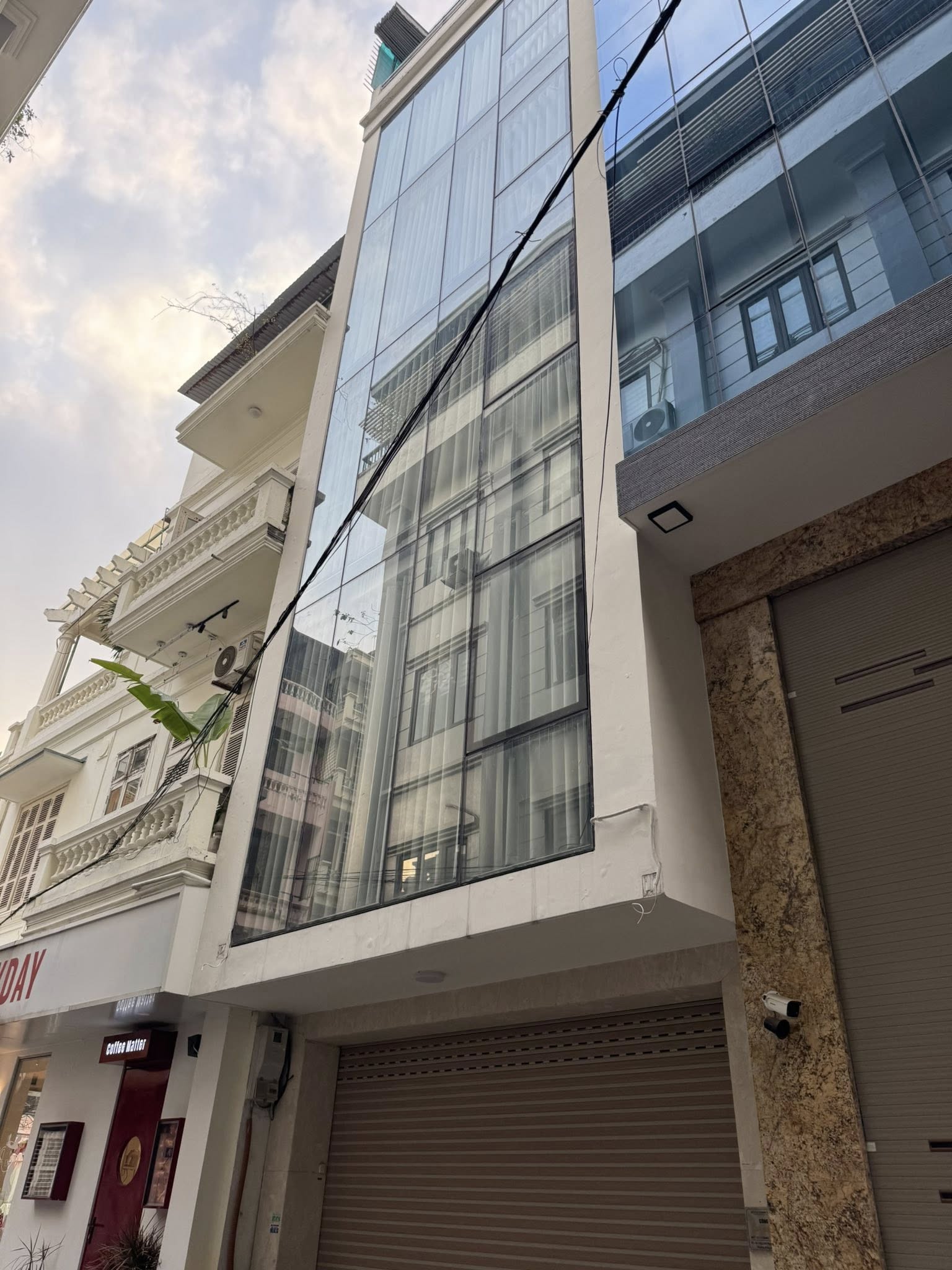 Bán toà văn phòng 7 tầng phố Kim Mã, 70m2, mặt tiền 5.2m, thang máy, khu phân lô, ô tô thông, vỉa hè