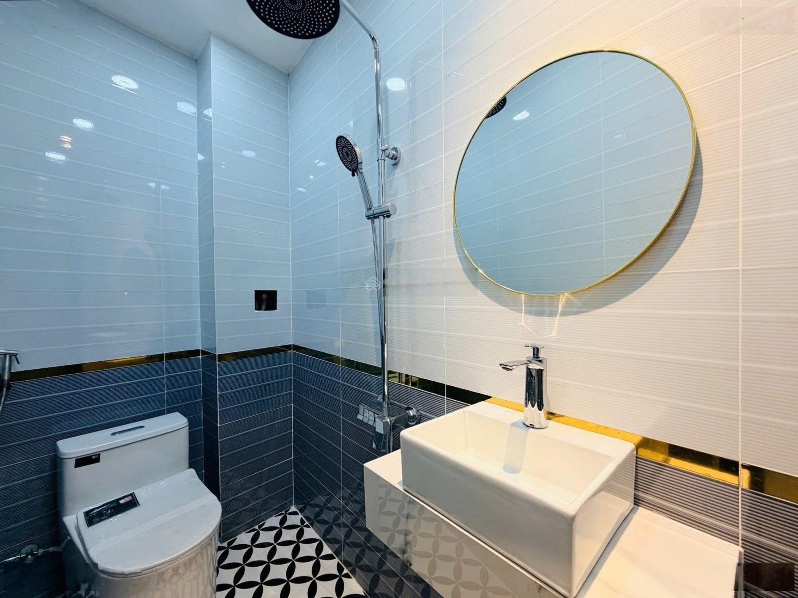 Nhà phố sang trọng - 3 tầng - 75m sd - nội thất cao cấp - ngay emart 2 - đi sân bay 10 - 4 tỷ chút