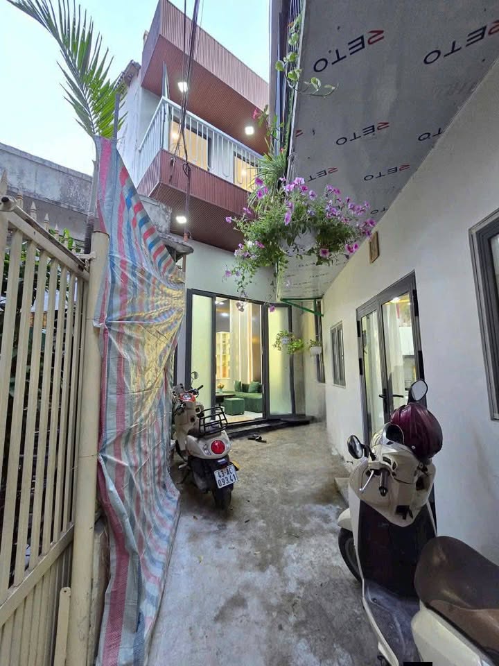 Bán nhà 2 tầng đẹp kiệt 279 Hùng Vương, cách đường 20m, gần chợ, trường, siêu thị