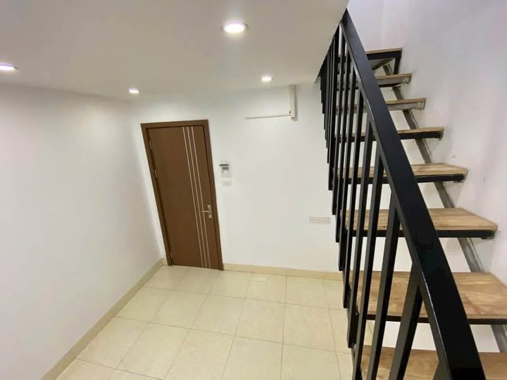 Bán nhà Thạch Bàn, Long Biên, 36m2, 2 phòng ngủ, nội thất cơ bản