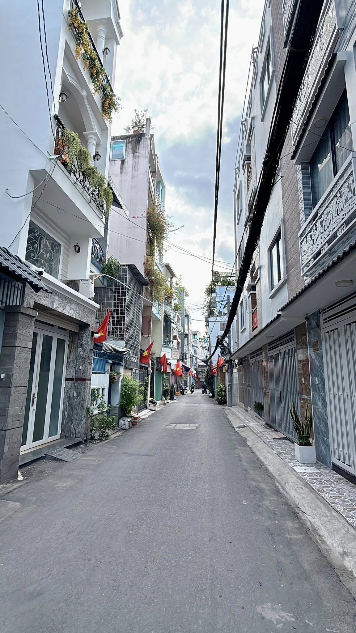 Bán nhà trung tâm Phú Nhuận, 2 mặt hẻm ô tô thông, nhà mới full nội thất, phù hợp kinh doanh spa, giá 9.8 tỷ