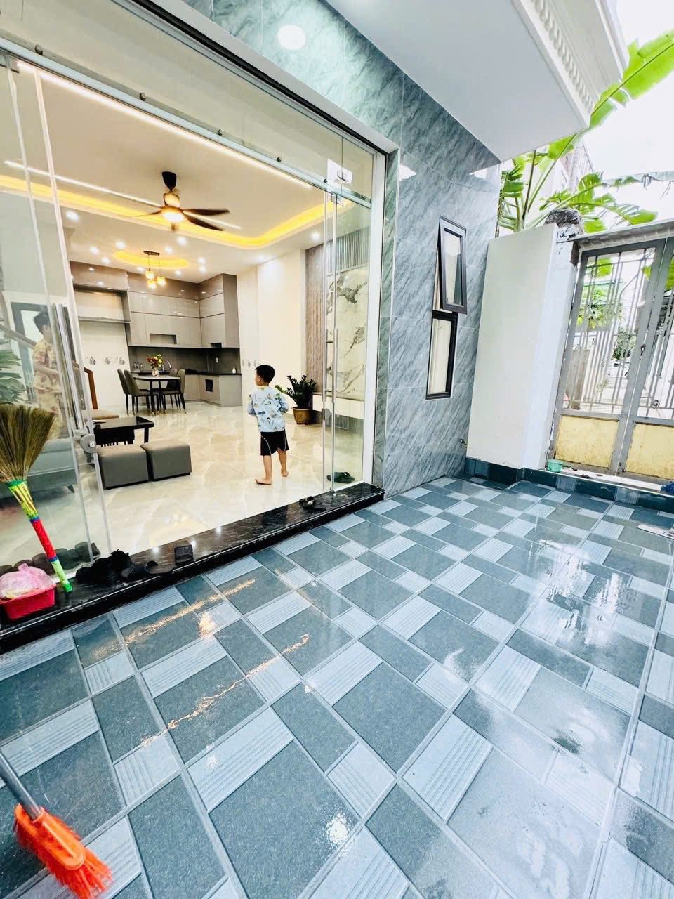 Bán nhà 4 tầng xây mới tinh tại Thiên Lôi, gần Aeon Mall, ô tô đỗ gần