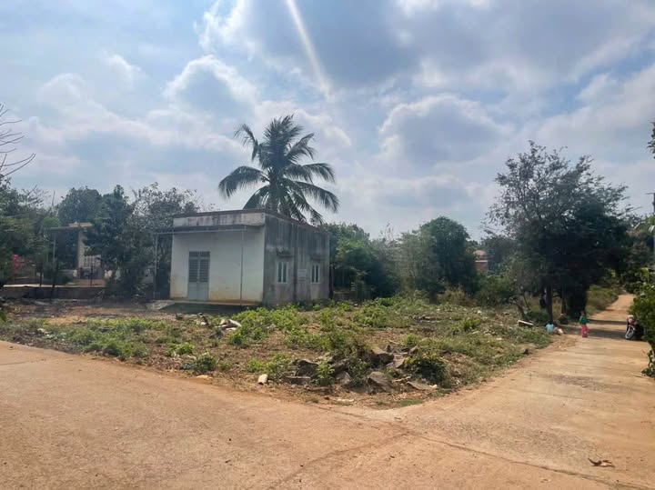 Bán lô đất 2 mặt tiền, vị trí đẹp tại thôn 4, phường Buôn Ma Thuột, giá 2.2 tỷ