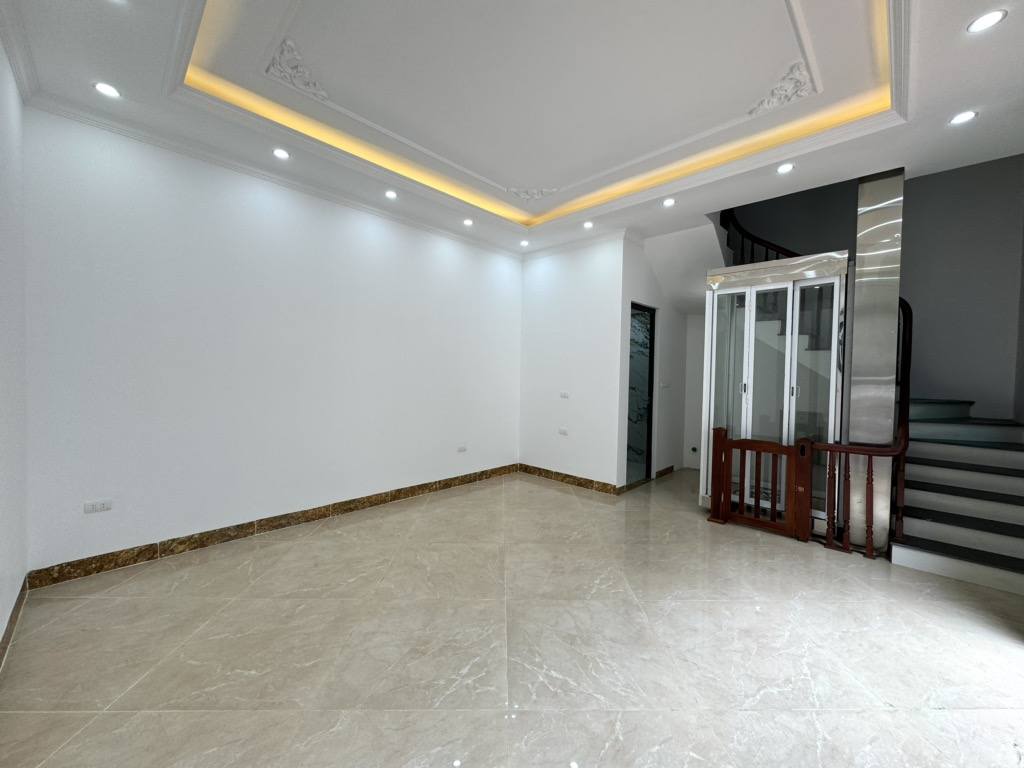 Bán nhà Lê Trọng Tấn, lô góc, gần Pack City, 5 tầng xây mới thang máy, ô tô đỗ cửa