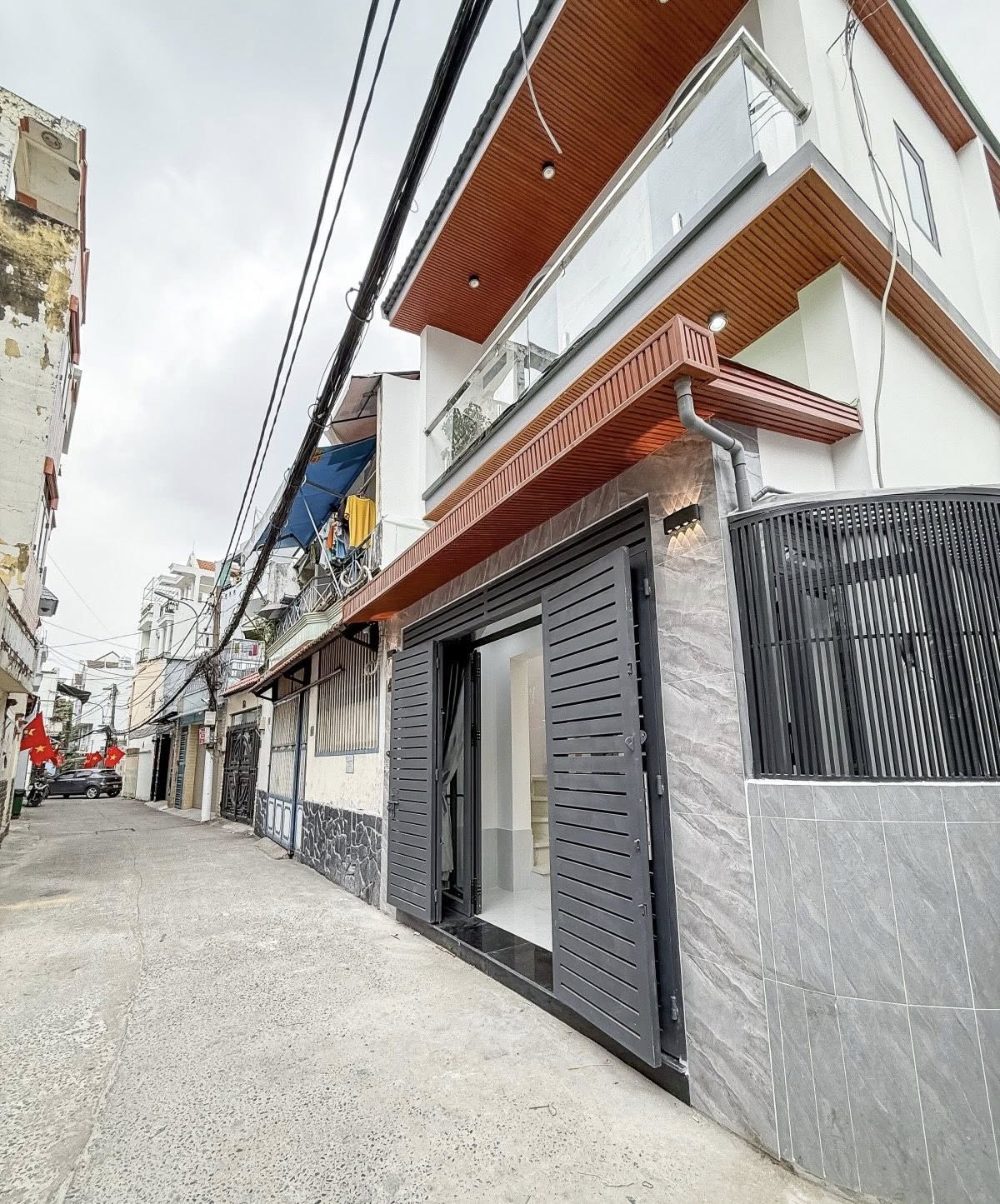 Nhà Gò Vấp căn góc hẻm xe hơi, 3 tầng 3 phòng ngủ, giá hời như mơ