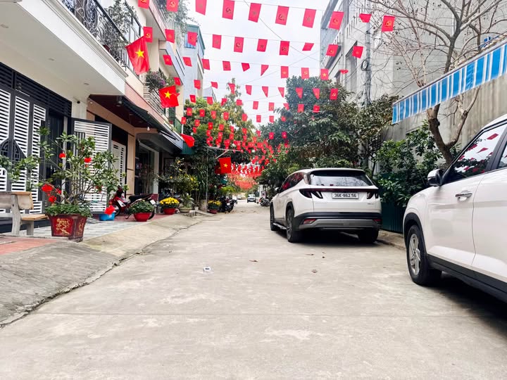 Cần bán nhanh lô đất vị trí đẹp tại khu mặt bằng Đông Vệ, sát công viên