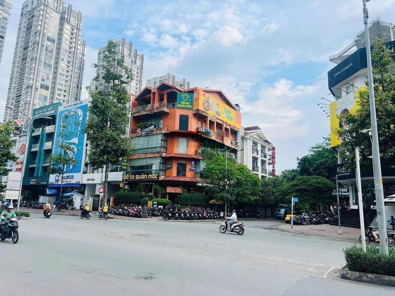 Cho thuê tòa nhà góc đường số 3 với Nguyễn Thị Thập Quận 7