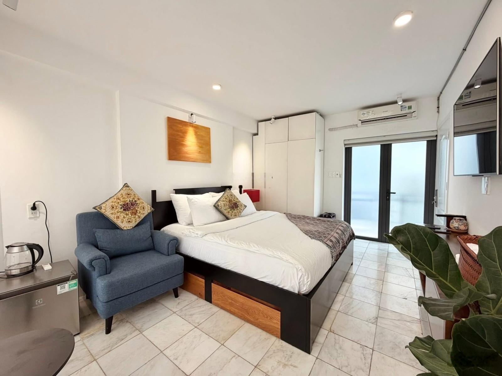 Trần quang khải, quận 1 - toà nhà 7 tầng - 2 mặt hẻm ô tô 7 chỗ - kinh doanh - 10 bước ra mặt tiền