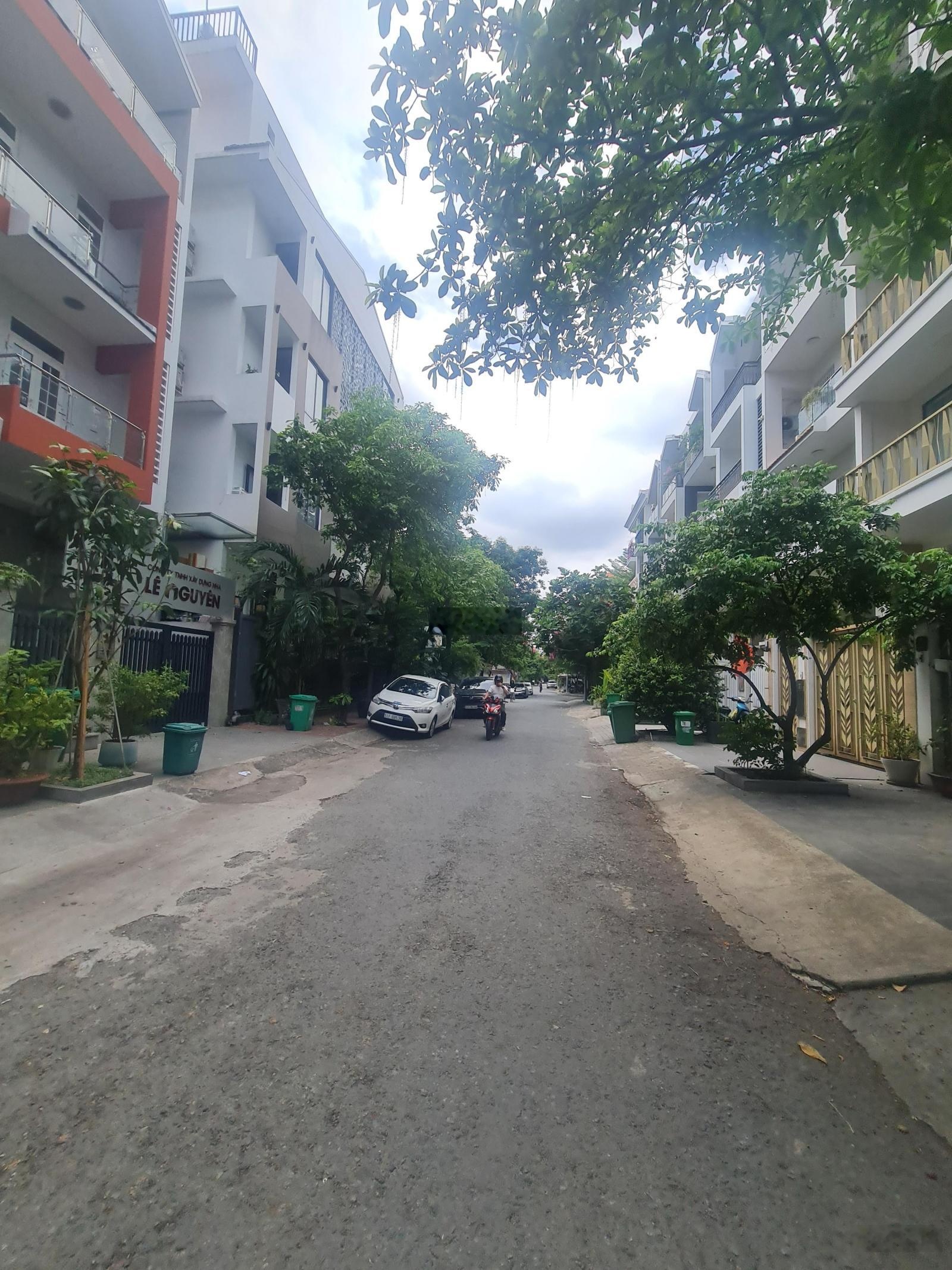 Nhà Mặt tiền đường số 14, kdc himlam, dt 5x20, 1 hầm, 3 lầu, sân thượng, 4pn, 5wc, có tháng máy.