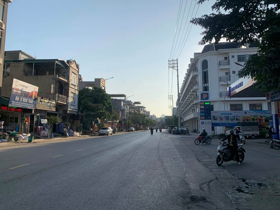 Bán nhà 4 tầng mặt đường Cao Xanh