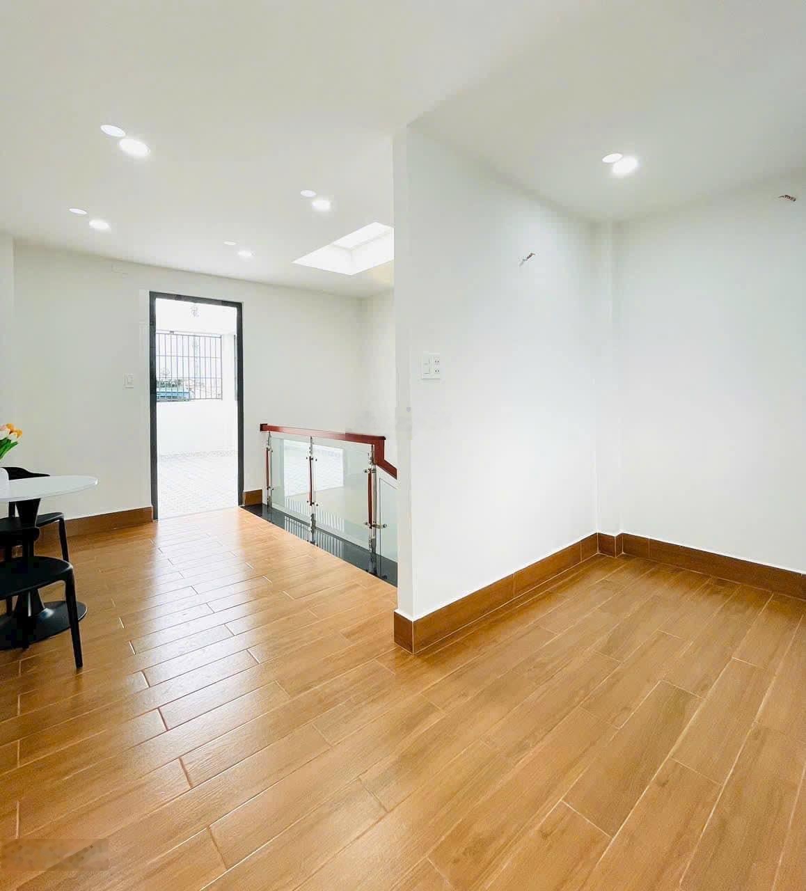 Nhà rẻ nhất Lê Hồng Phong p12 Quận 10. Gía 4,350ty / DT 80m2, cách Vạn Hạnh Mall 2 phút di chuyển.