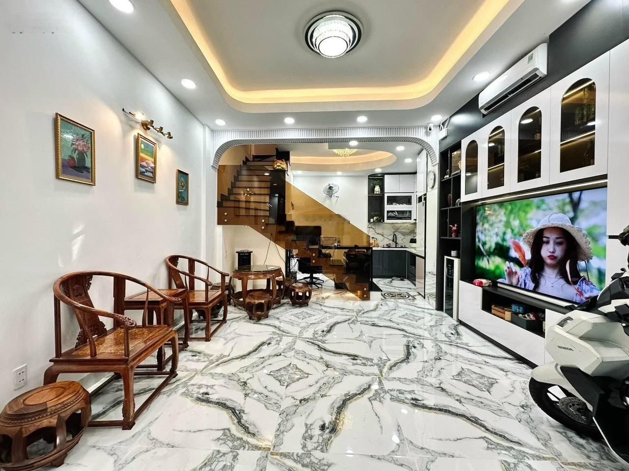 Chủ nhà cần bán căn - Nguyễn Văn Thủ, Quận 1. DT 49m2. Nhà hẻm 5m. Giá: 3,840tỷ