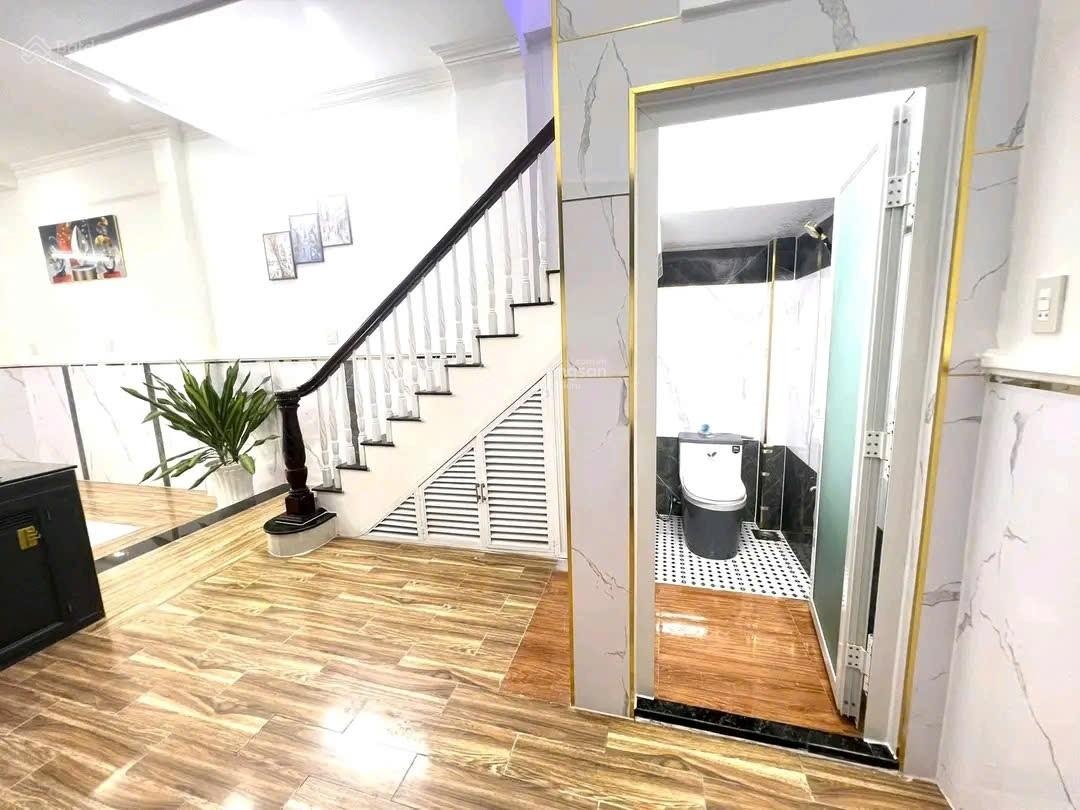 Cần tiền nên bán gấp căn nhà ngay chợ Đầu Mối Bình Điền, đang cho thuê 20 triệu/tháng. Giá 880TR