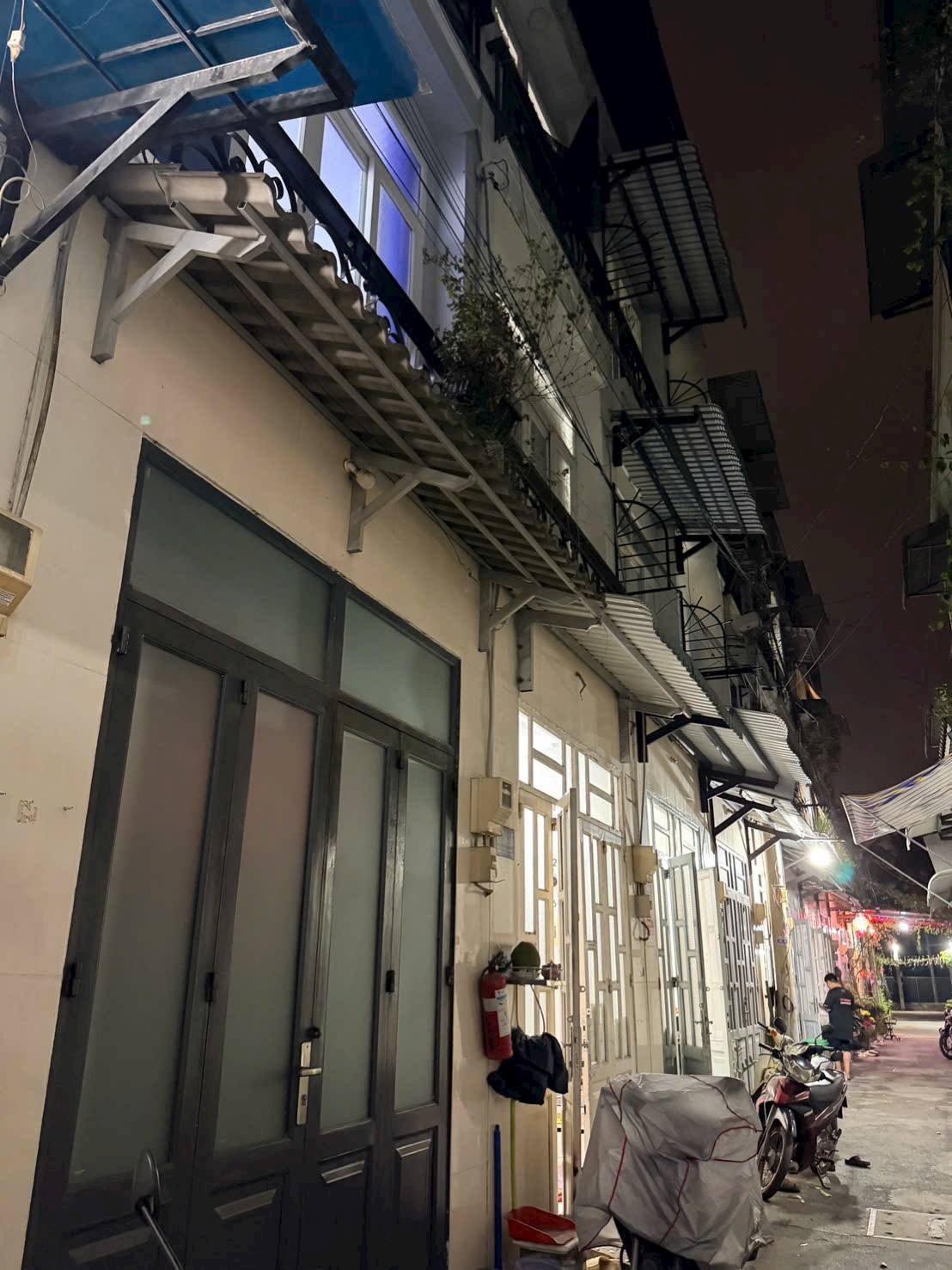 Nhà 1 trệt 2 lầu 3m x 8m, 3 phòng ngủ, đường ô tô, giá 5 triệu/tháng, Quận 12