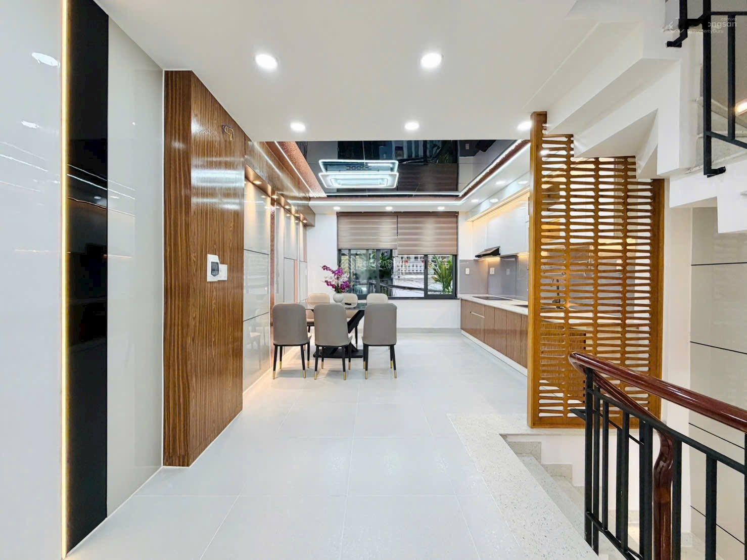 Nóng từng giờ, lời từng ngày với căn nhà Sư Vạn Hạnh, P 12, Q 10, DT 67,5m2, giá 4 tỷ 250, sổ riêng