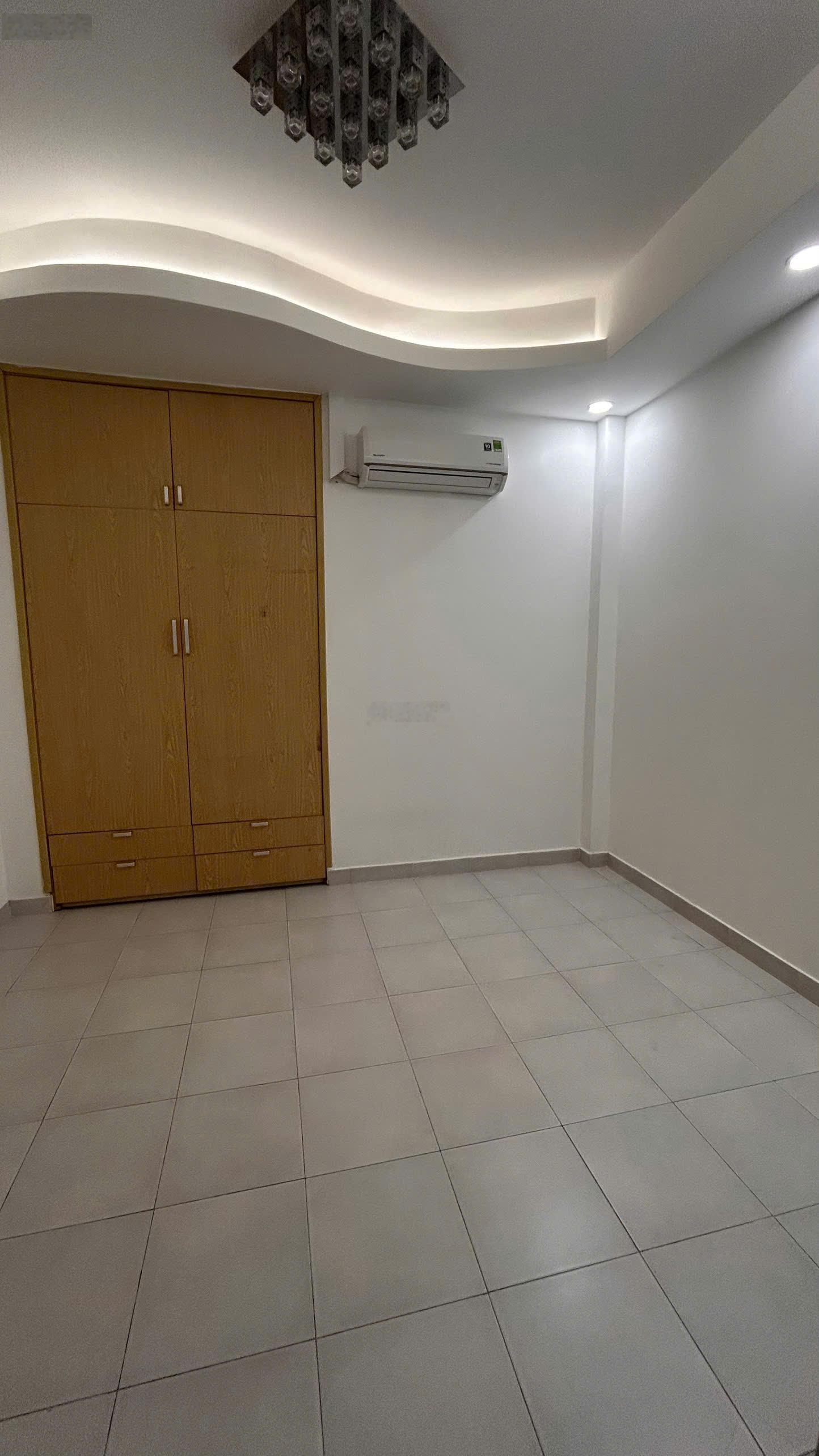 Cho thuê nhà riêng, 4 phòng ngủ có máy lạnh, vừa mới làm mới, vào ở ngay