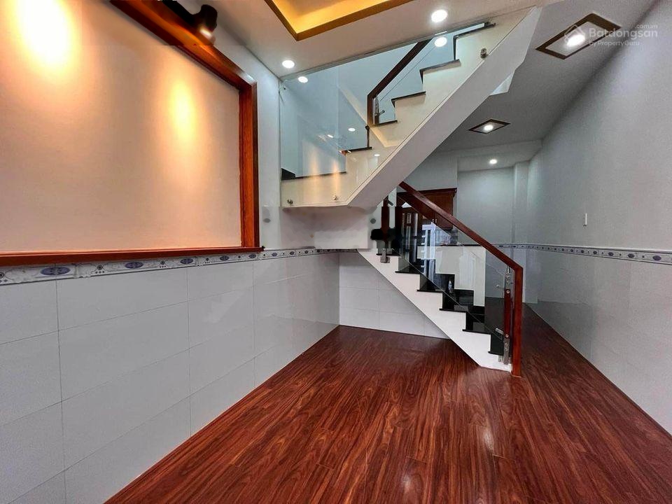 Bán gấp nhà riêng tại đường Hồ Văn Long, 1,8 tỷ, 32m2 - 2PN hẻm oto