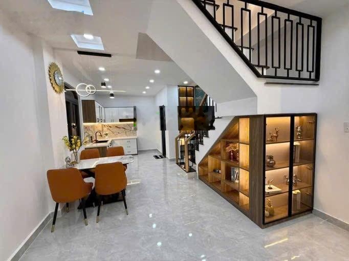 Cô Trâm bán nhà Đường Nguyễn Trường Tộ P12 Q4. Giá 3tỷ390/70,6m2 gần đại học Luật. Cho thuê 22tr/th