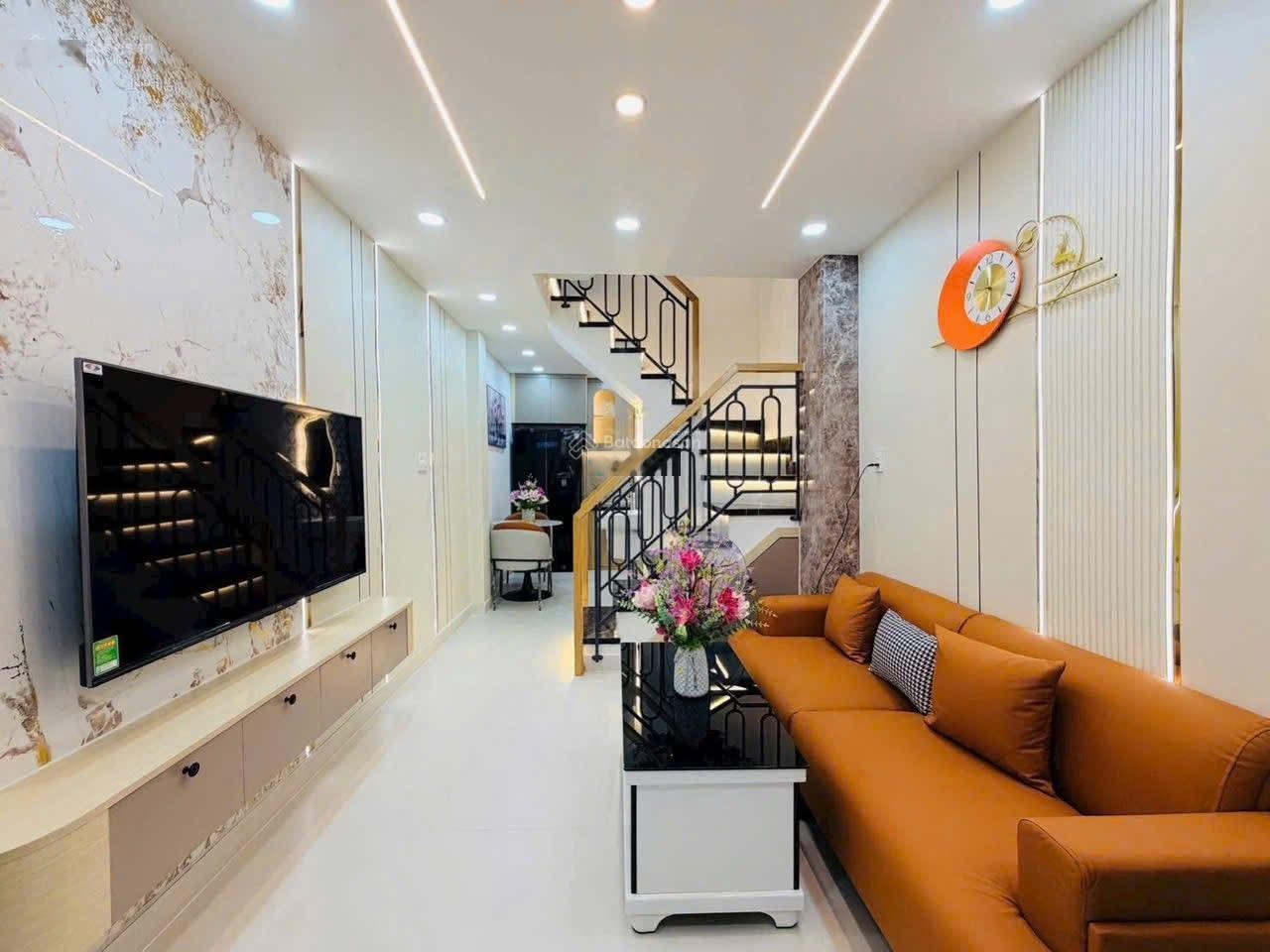 Hiếm có khó tìm - hơn 3 tỷ - nhà 3 tầng sân thượng - 3 ngủ - đủ nội thất - liền kề cv làng hoa