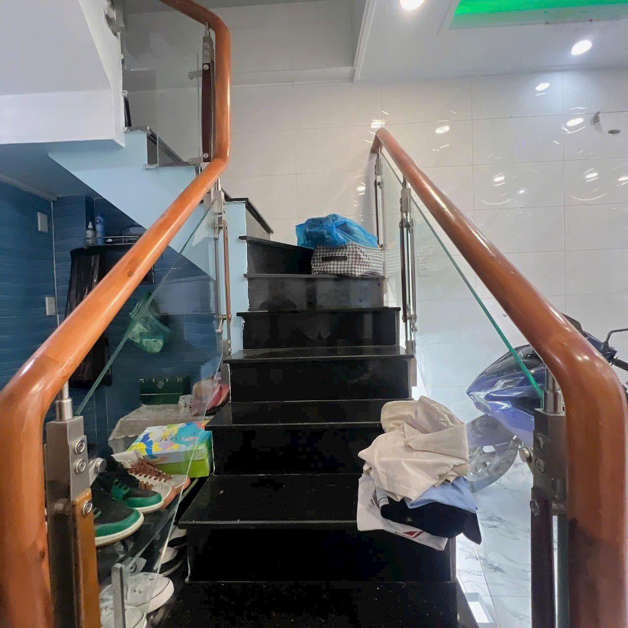 Bán nhà 4 tấm 3pn có sân thượng tôn thất thuyết p.4 q.4 chỉ 3ty2