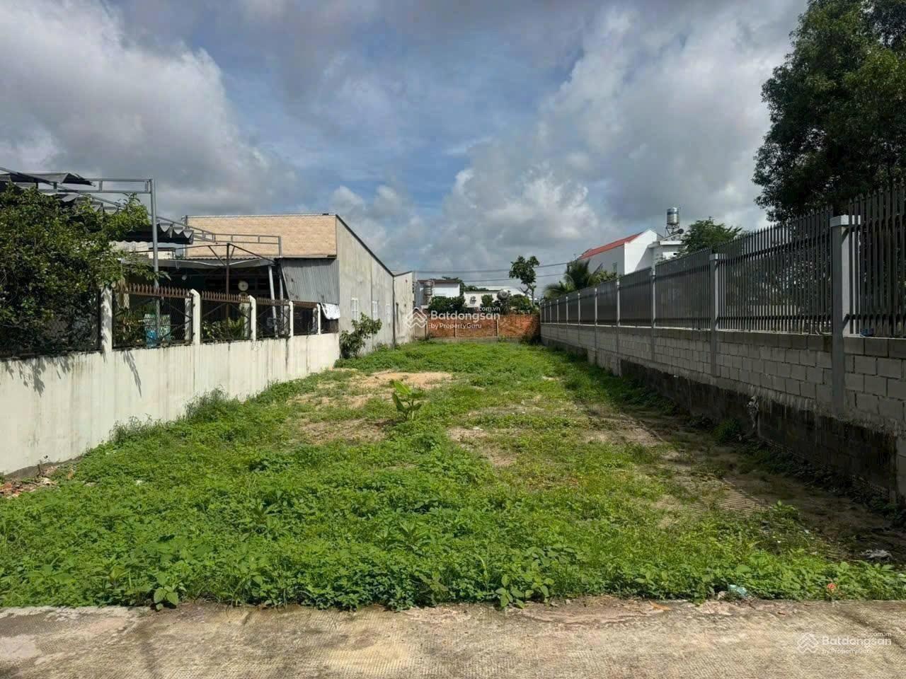 Bán gấp lô đất 135m2 giá chỉ 900triệu tại đường Cây Trôm Mỹ Khánh, Củ Chi.Cách cầu vượt Củ Chi 1km