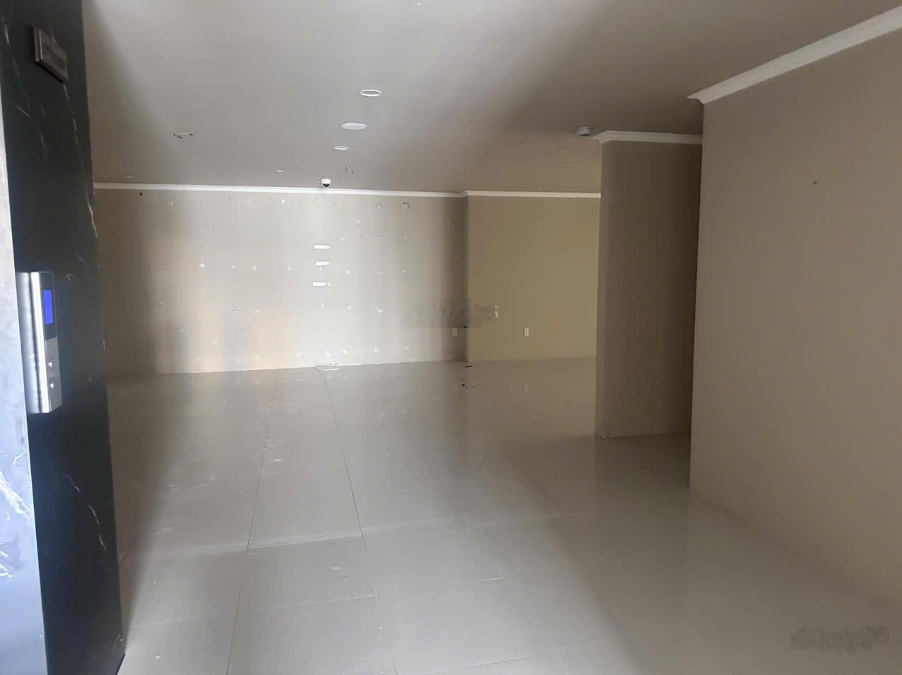 Cho thuê toà nhà văn phòng 1000m2, giá 199 tr vị trí 2 mặt tiền Him Lam Quận 7