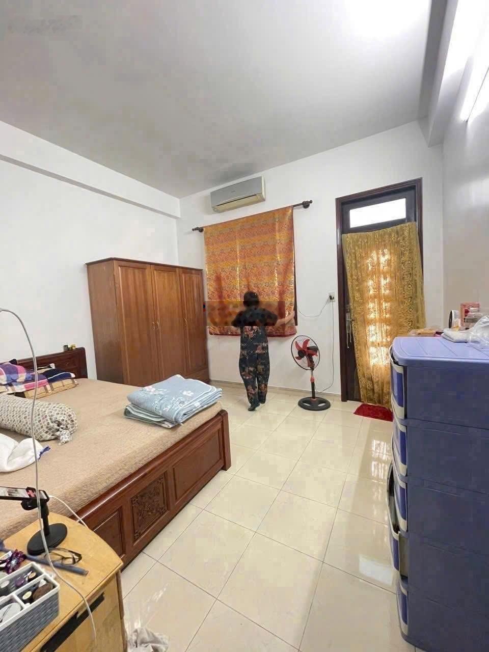 Bán gấp nhà 2 lầu 6x20m, giá 950 triệu, gần sát chợ Bờ Ngựa, nhà đang cho thuê 15tr, sổ Hồng riêng.