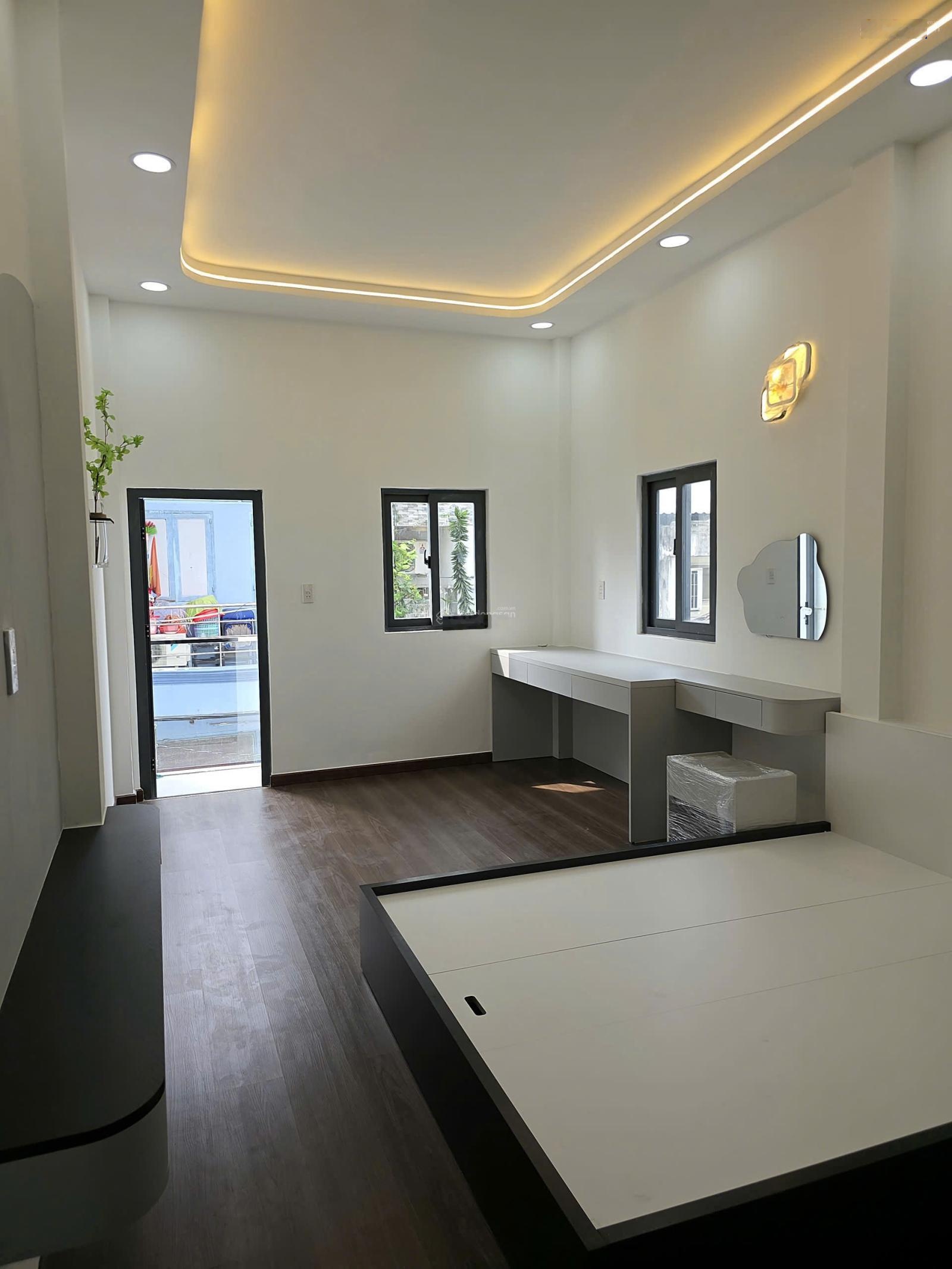 Sát mặt tiền! Bán nhà Hoàng Sa, Quận 1, sát cafe Highland, 3 tầng, full nội thất, CN40m2