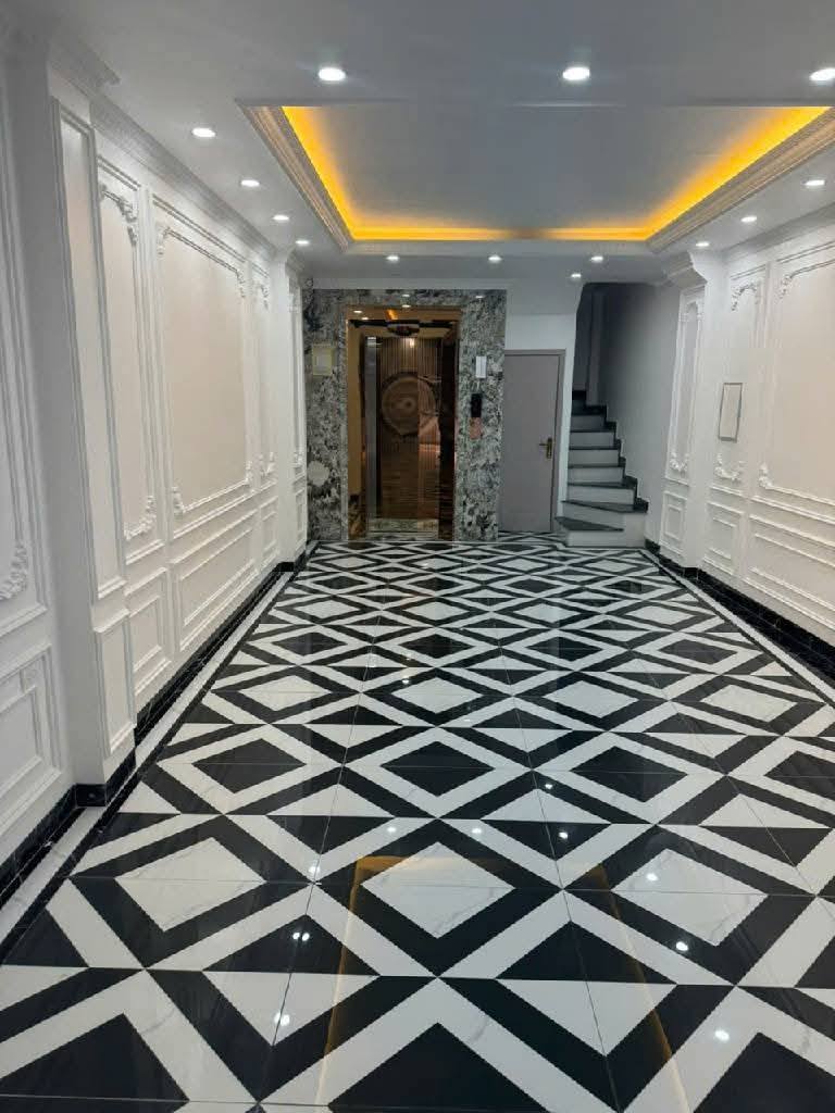 Bán toà nhà 7 tầng thang máy nhận khẩu, 55m2, nhà mới xây độc lập, mặt phố Yên Lạc, trung tâm Hai Bà Trưng