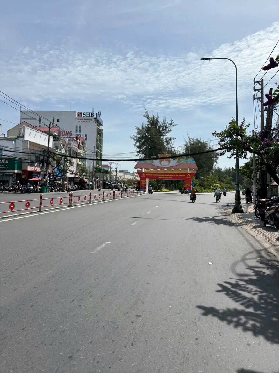 Bán căn nhà xây mới ngay trung tâm tại phường Phú Khương, gần siêu thị CoopMart Bến Tre, giá 1.95 tỷ