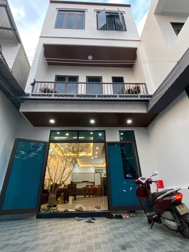 Bán nhà khu Đông Hương, vị trí trung tâm, tiện ích đầy đủ