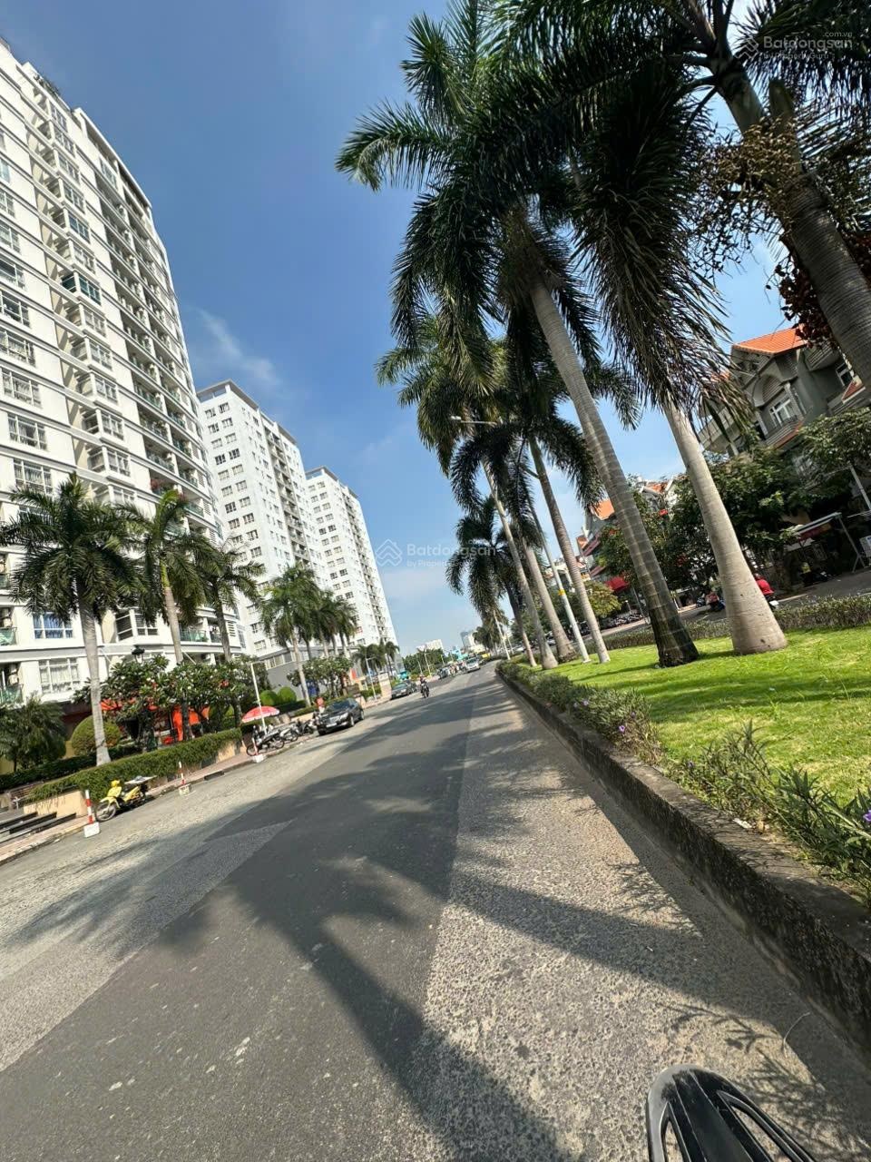 Cho thuê nhà mặt tiền Hoàng Trọng Mậu (Đường D1 Cũ) KDC HimLam 7,5x20 hầm trệt 3 lầu có thang máy