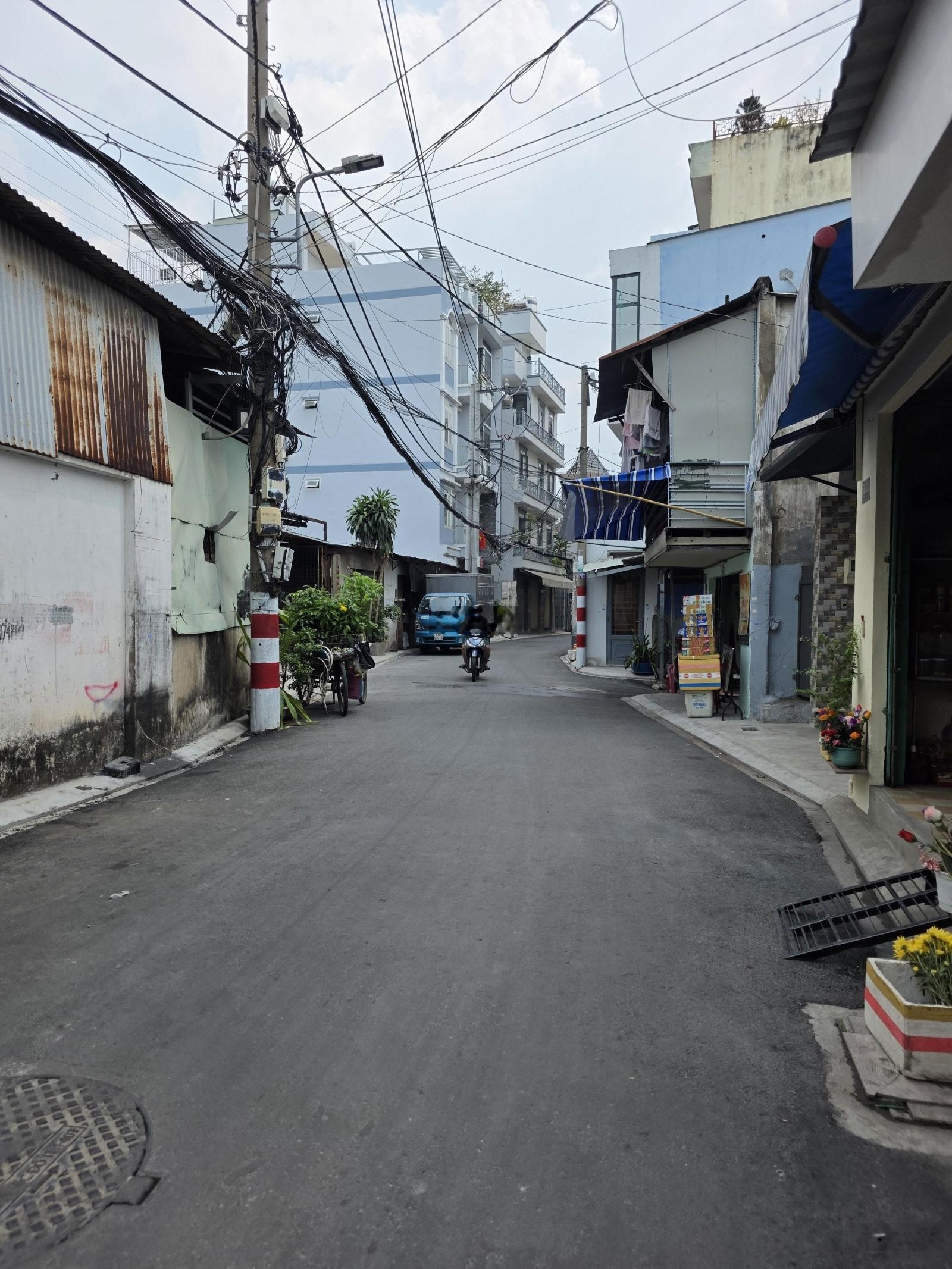 Nhà nát tiện xây mới DT 49.1m2 cách 20m ra hẻm xe hơi đường Âu Cơ P10