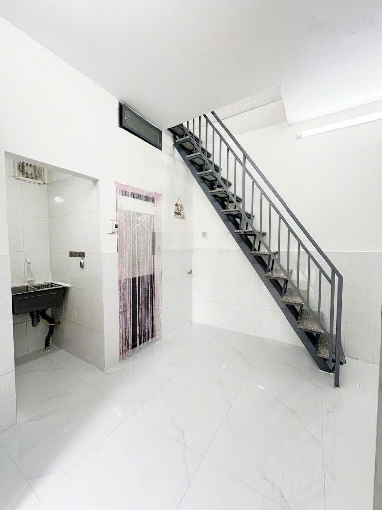 Nhà bán Kênh Tân Hóa gần trường ĐH Văn Hiến. Nhà 1 trệt, lửng, lầu đủ công năng vào ở ngay