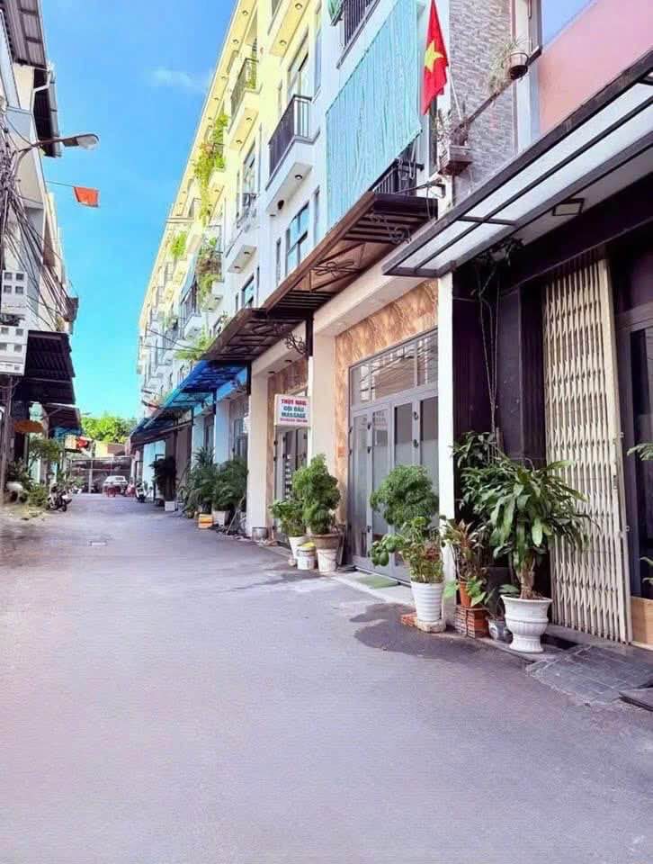 Bán nhà 3 tầng mặt kiệt 5.5m đường Điện Biên Phủ, ô tô vào tận nhà, gần biển, gần sân bay