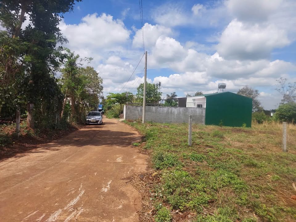 Cần bán lô đất hẻm 306 Y Moan, cách mặt tiền Y Moan chỉ 100m, giá 2.35 tỷ