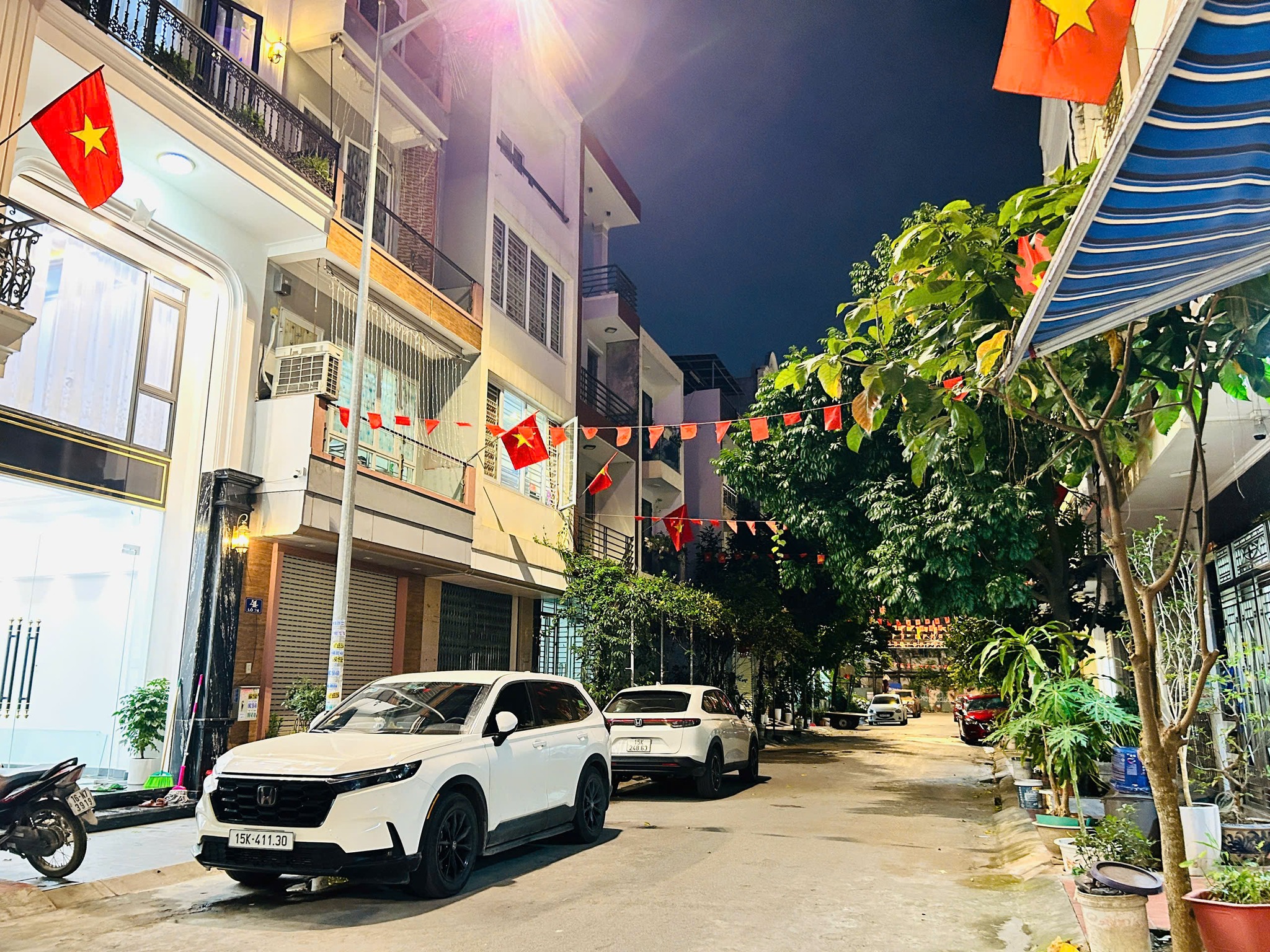 Bán nhà 5 tầng sang chảnh ở Vinhomes Riverside, full nội thất, thang máy riêng, giá 6.5 tỷ