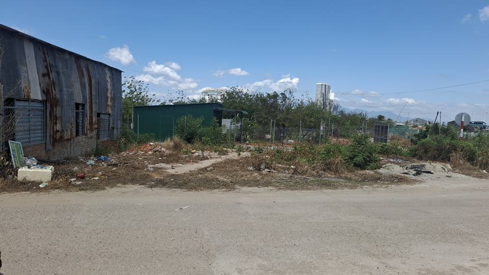 Cần bán lô đất biển 2 mặt tiền, đường xe tải chạy vi vu, sát biển bờ kè Đông Hải, giá 450 triệu