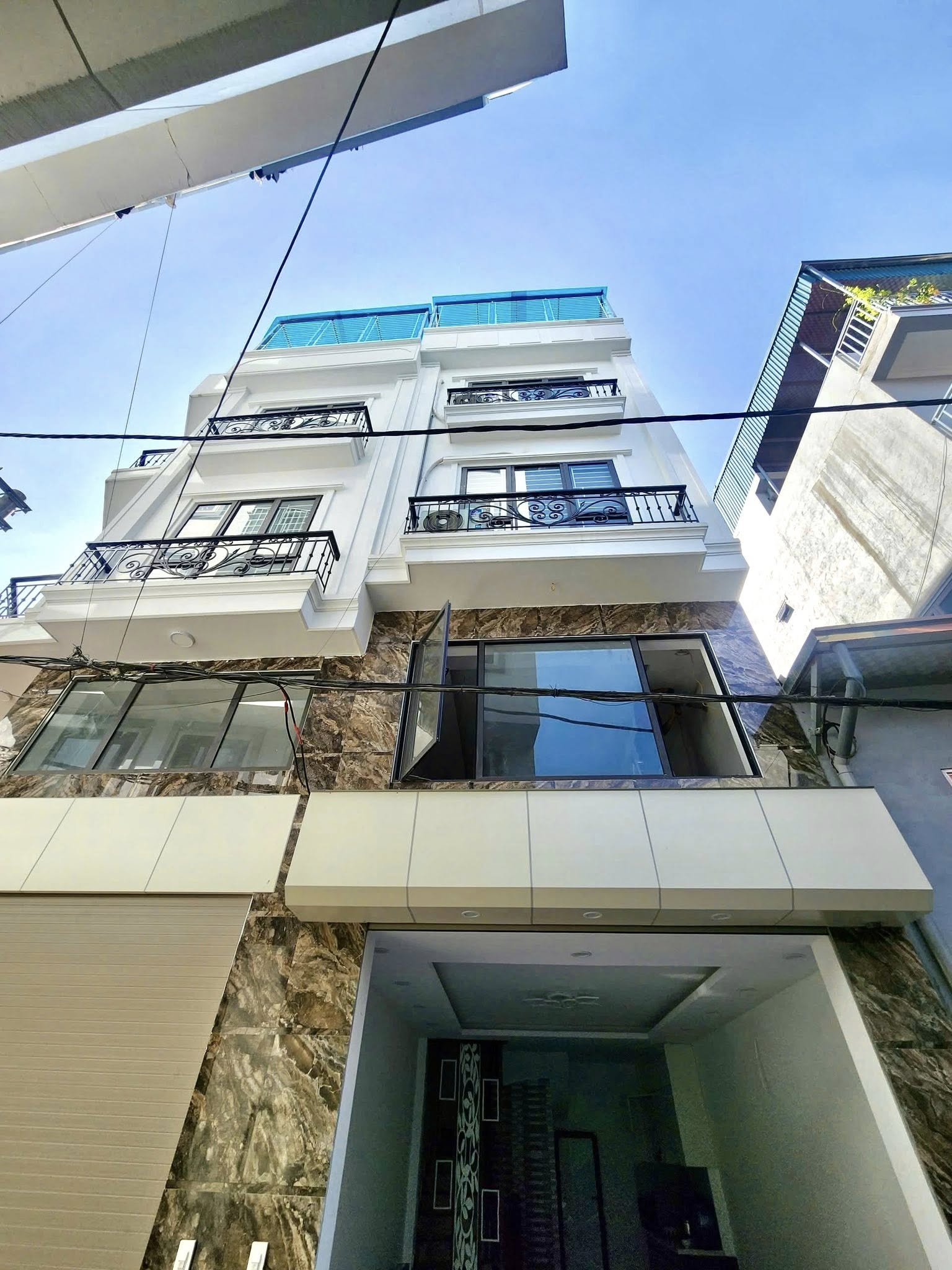 Bán nhà mới gần hồ Linh Đàm, sổ đỏ vuông, ô tô đỗ cửa