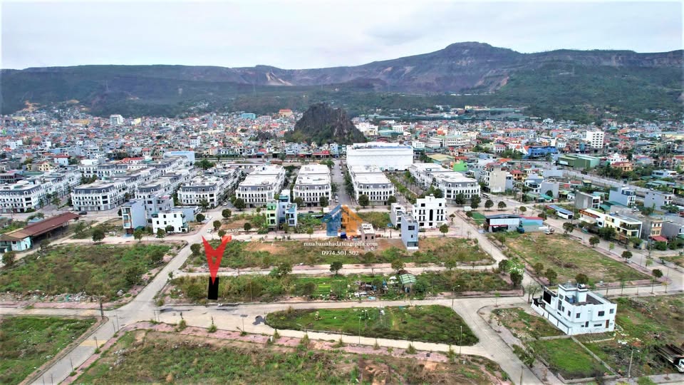 Bán gấp đất 2 mặt đường, hướng Nam, sau Vincom Cẩm Phả, diện tích 80m2, giá 2.6 tỷ