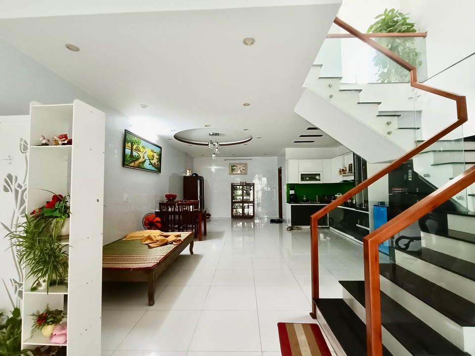 Bán nhà 2 tầng sau mặt tiền Trường Chinh, gần bến xe, ngã 3 Huế