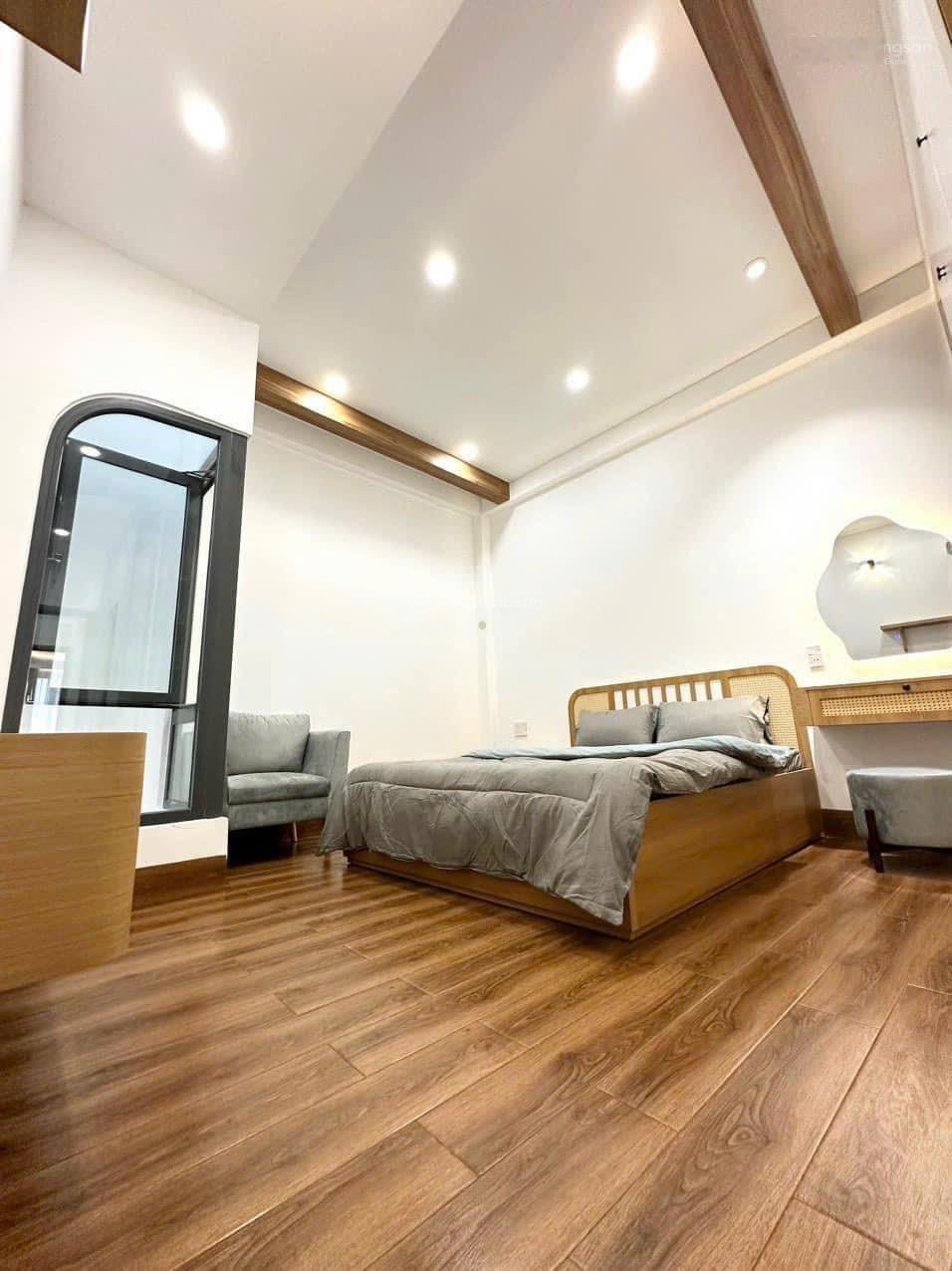 Chủ có dự án mới cần bán gấp nhà Hoa Phượng, Phú Nhuận. DT:72m2(4,5x16) 4PN 5WC. Giá 3tỷ950tr