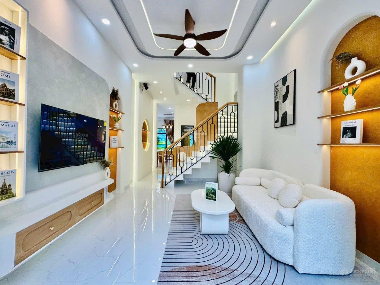 Bán nhà chính chủ 1 Trệt 1 Lầu đường Nguyễn Xí - Bình Thạnh sát bến xe Miền Đông DT: 51m2, sổ sẵn