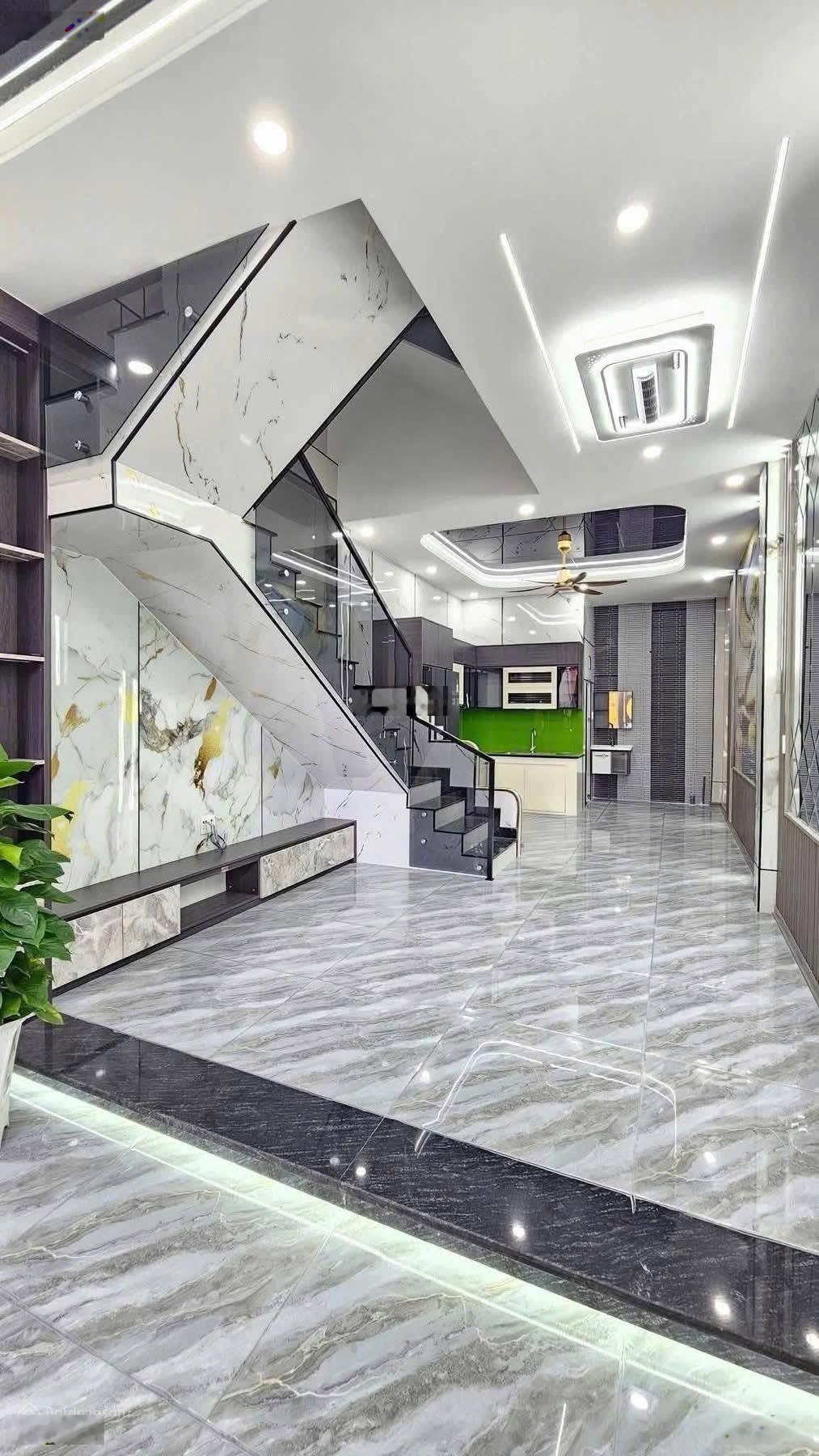 Tôi bán nhà NGUYỄN TRUNG NGẠN -QUẬN 1. Giá 3Tỷ8/75.8m2 đang cho thuê 26Triệu. Gần cầu Ba Son