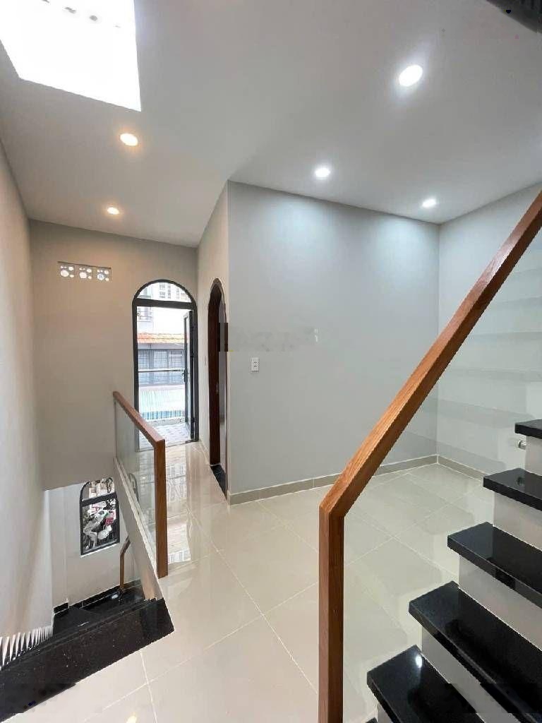 Bán nhà hxh dt 4m5* 10m 5ty990 3tầng lạc long quân