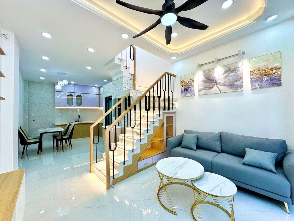 Nhà 38m2 ,Huỳnh Văn Nghệ , Tân Bình, đẹp lung linh 2 tầng BTCT có 2PN , PK, bếp, cửa cuốn Đức xịn.